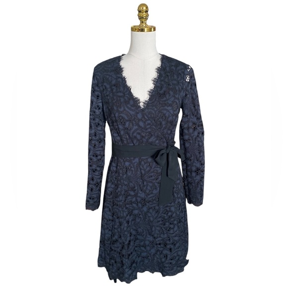 DIANE VON FURSTENBERG 'Shaelyn' Lace Wrap Black/Navy Lace Dress Size 6 - Picture 4 of 10